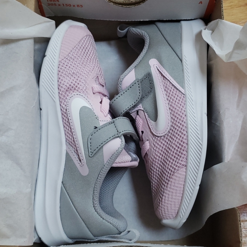 NIB Girl's Nike Light Pink & Gray Size 10 Sneakers